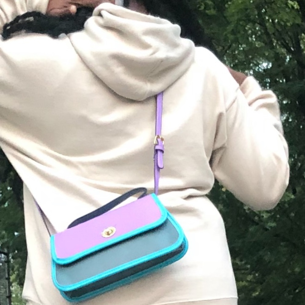 Twist to Lock Envelope Handbag - Picture 7 of 9